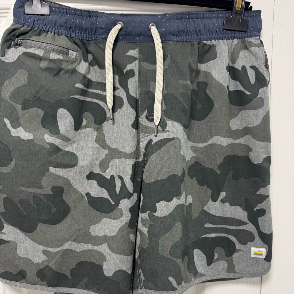 Vuori green-gray shorts - Picture 1 of 5